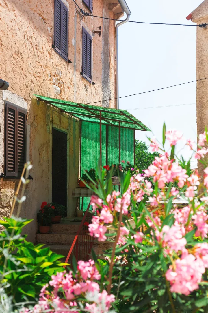 Charming green doorway in Bale, Croatia. Cultural discovery on a private European journey — Azzurytt Curated Heritage