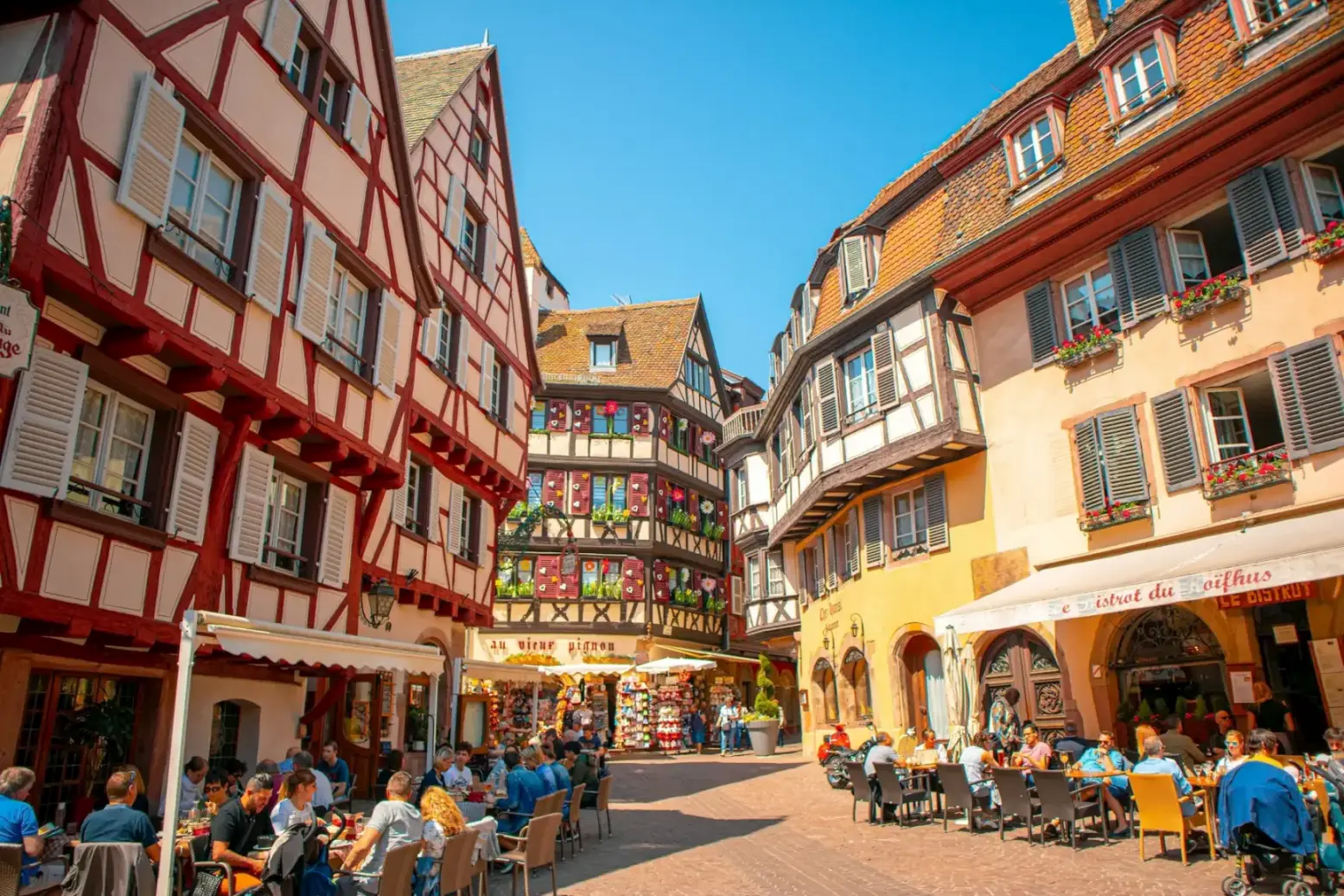 Colorful half-timbered houses on a charming street in Colmar. Alsatian Heritage Tour in France — Azzurytt Fairy-Tale Elegance