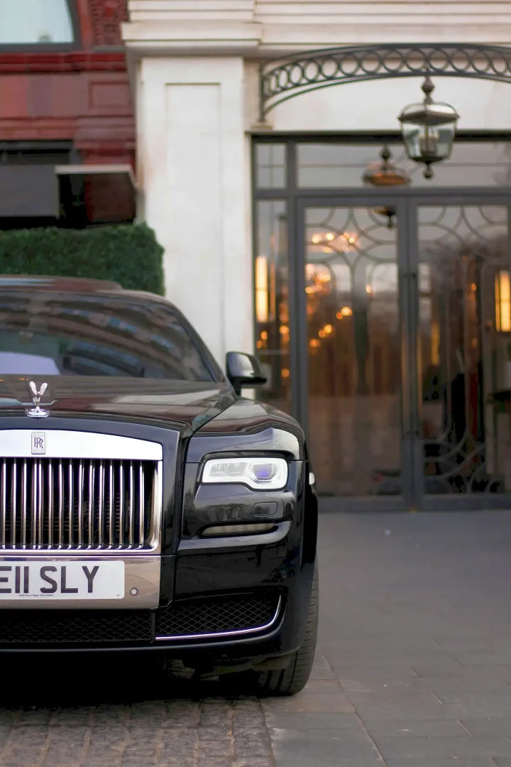 Rolls Royce in front of a five-starred hotel. Private chauffeur service -- Refined journey with Azzurytt Travel Concierge. Cookie policy (EU)